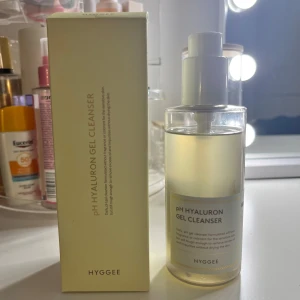 Hyggee pH Hyaluron Gel Cleanser - En genomskinlig gelrengöring med hyaluronsyra från Hyggee. Kommer i en stilren pumpflaska med vit och guldig etikett. Perfekt för känslig hud och ger en fräsch känsla utan att torka ut.