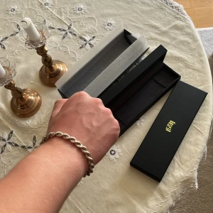 Kejsar Armband  - Kejsar Cordell armband. Intill nyskick. Allt på bilderna ingår i köp. Skriv om minsta fundering! Kan mötas upp i Sthlm!