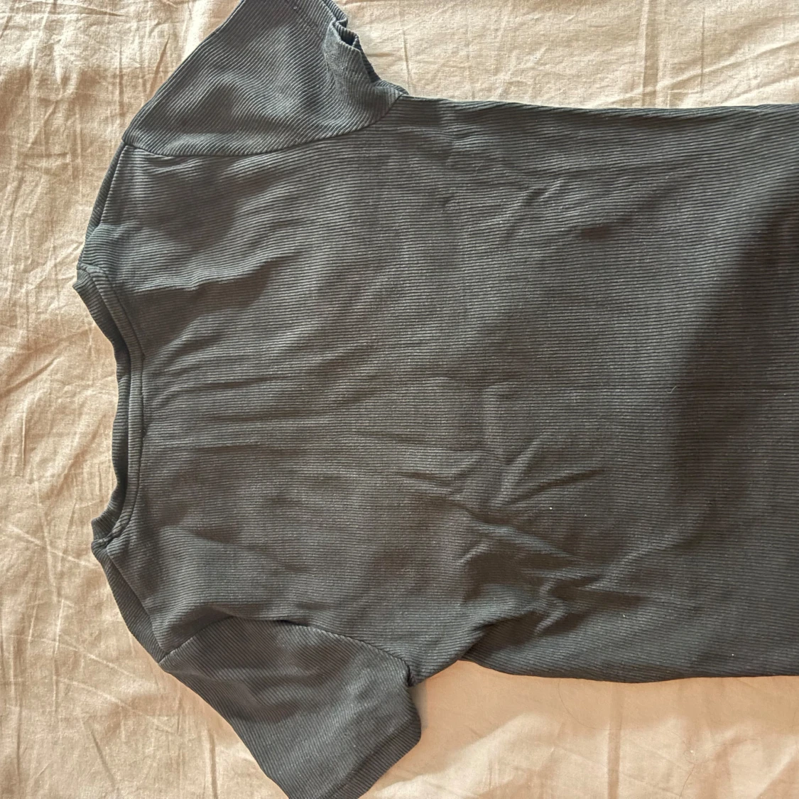 Svart ribbad t-shirt med draktryck - 1