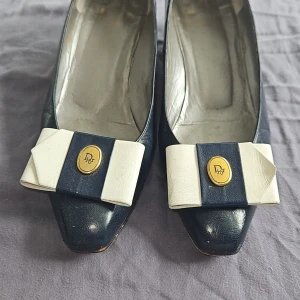 ÄKTA VINTAGE Di*r klackar - ÄKTA VINTAGE Di*r klackar kontakta för mer info väldigt fint skick för att vara från 1992