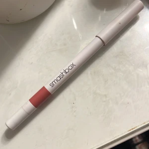 Läppenna från smashbox - Säljer en läppenna från smashbox då färgen inte riktigt passar mig. De är en väldigt neutral färg.  💕Fick av min syster i julklapp