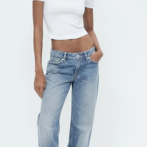 Lågmidjade ljusblå jeans från Zara - Säljer ett par riktigt snygga lågmidjade jeans från Zara i ljusblå tvätt. Endast använda en gång! Jeansen har raka ben och klassisk femficksdesign. Perfekta för dig som gillar en avslappnad och trendig look. Materialet är 100% bomull för en skön känsla.