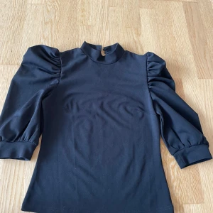 Svart topp med puffiga trekvartsärmar  - Storlek M men passar mer som S. 