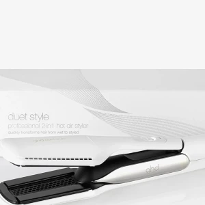 GHD Duet Style 2-i-1 hot air styler - GHD Duet Style är en vit och silverfärgad 2-i-1 hot air styler som både torkar och stylar håret med Air-Fusion-teknologi. Plattången har en modern design med svarta detaljer och är perfekt för att snabbt fixa frisyren direkt från blött till stylat hår.