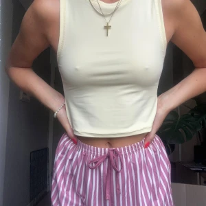 Ljusgul croppad linnetopp NY - Snygg ljusgul croppad linnetopp med ärmlös design och rund halsringning. Aldrig använd, NY med prislapp!! 