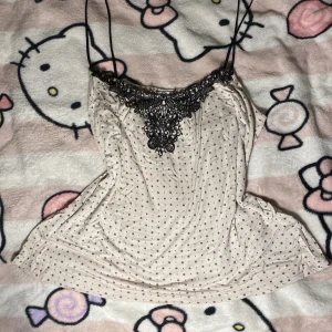 Grunge Topp med fin spets detaljer - Y2k grunge söt topp perfekt för alternativ outfits.