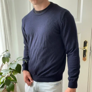 Oscar Jacobson merino wool sweatshirt  - Skick || defekter är att lappen håller på att ramla av och det finns ett väldigt litet hål vid axeln . Annars nyskick! Sjukt najs passform och är VÄLDIGT skön eftersom det är merino wool. Modellen är 180,75 kg och bär M. Kom med frågor! 