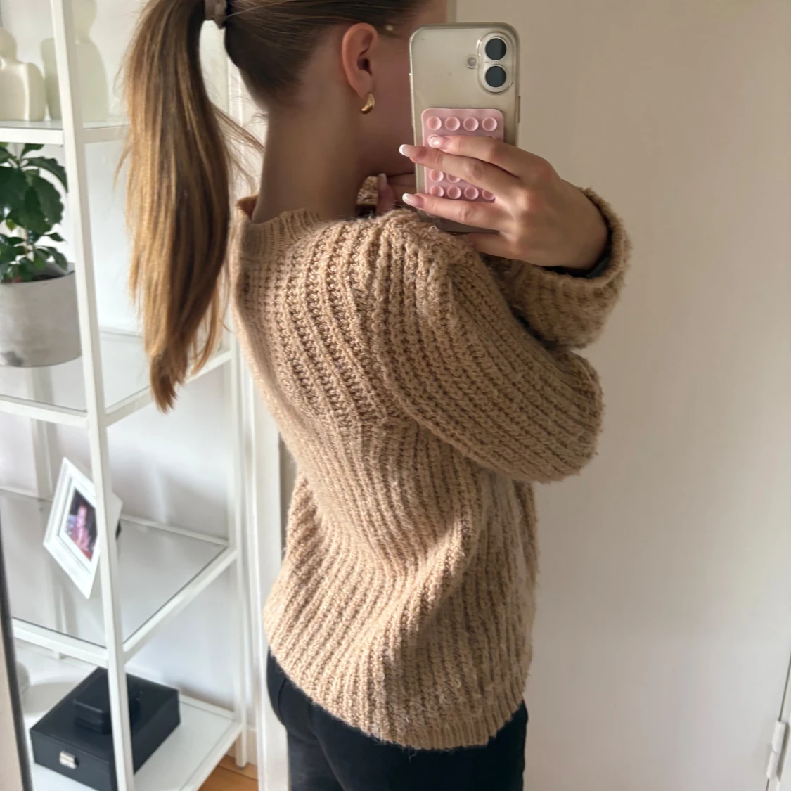 Beige stickad tröja med grov struktur - 1