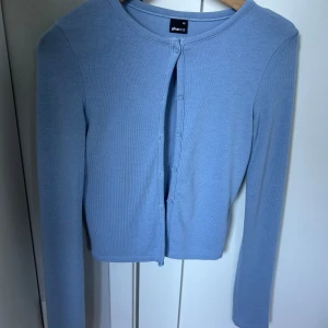 Ljusblå kofta från Gina Tricot - Supersöt ljusblå kofta från Gina Tricot i storlek xs!💕