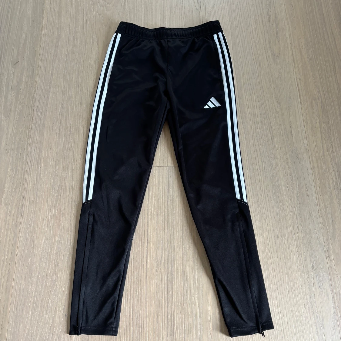 Svarta Adidas träningsbyxor S