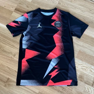 Psg tshirt - Riktigt fet psg tshirt i storlek XS-S. Skicket på tröjan är 8/10 och använd fåtal gånger. Priset kan diskuteras 
