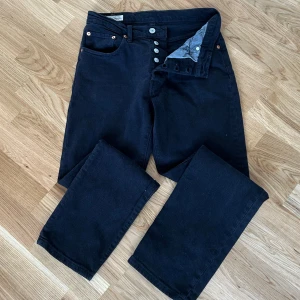 Levis 501 - Svarta Levis 501 i storlek W26 L28. Skicket på skorna är 8/10. Priset kan diskuteras.