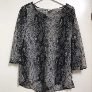 Grå blus med ormskinnsmönster - Använd fåtal gånger.