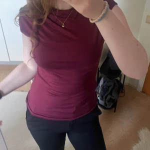 Vinröd topp  - En vinröd, tight topp med korta ärmar och rund halsringning. Aldrig använd helt ny! ❤️ 