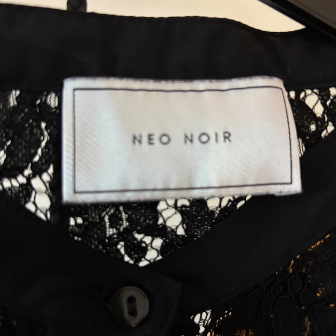 Svart spetsblus från Neo Noir - 4