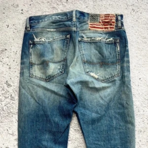 Fetaste polo ralph lauren denim & supply jeansen 32/32 - Distressed denim&supply jeans. Med amerikanska flaggan och skitfeta slitningar. Något washed så fin färg på delar av dom. Markerade som 32/32 men lite mindre