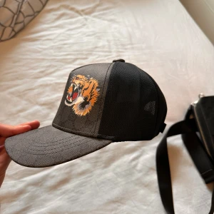 Fin keps med tiger detalj  - Nytt skick keps passar fint och skön att ha nu till sommaren.