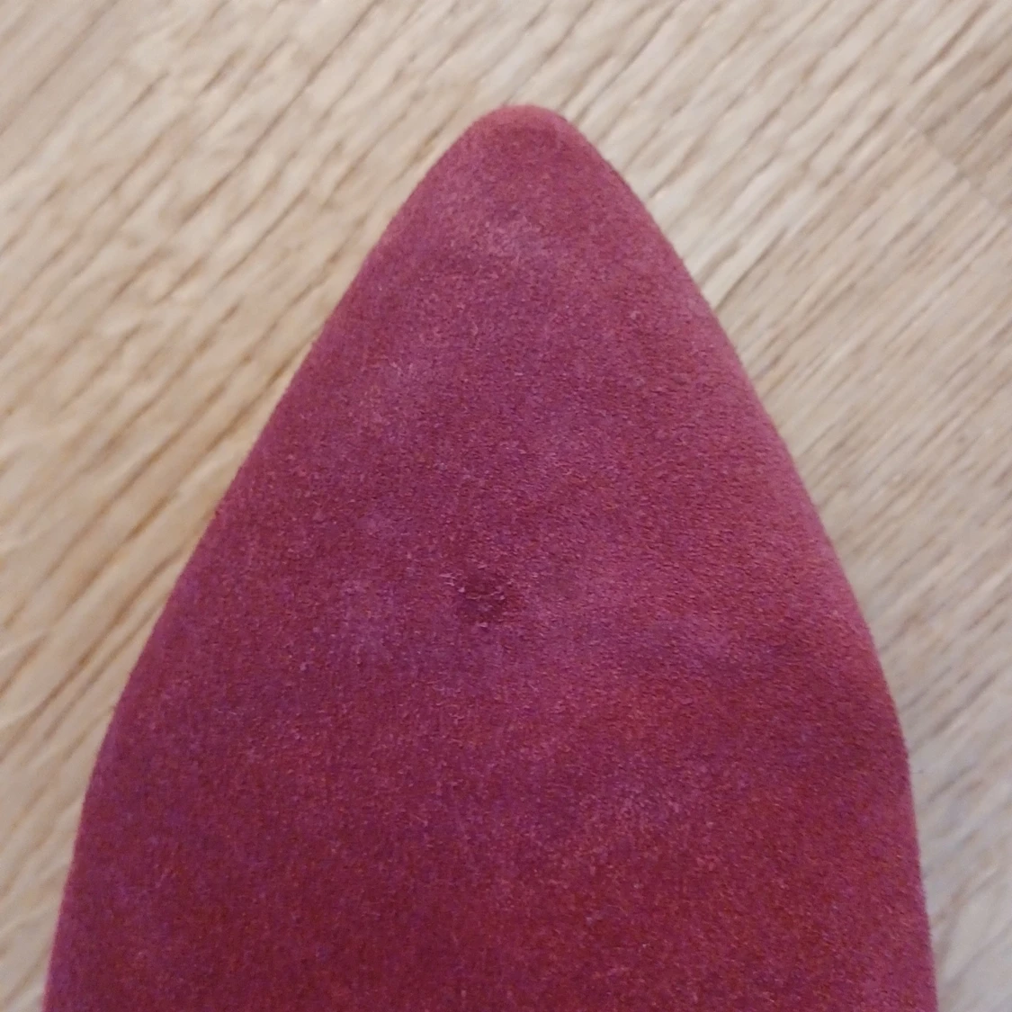 Vinröda mocka ballerinaskor med smyckesspänne - 4