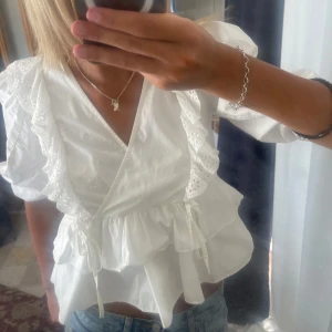 Vit omlottblus med volang från NA-KD - I storlek 34