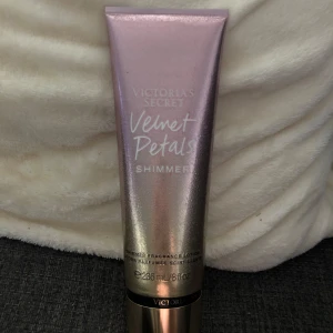 Victoria's Secret Velvet Petals Shimmer - En bodylotion Velvet Petals Shimmer från Victoria's Secret i en lyxig rosa och guldig tub på 236 ml. Ger huden en en extra glow och doftar blommigt och fräscht. Den är köpt i en victoria’s secret butik när jag va i amerika. Den är endast testad så helt ny ju. Den är 236ml lotion