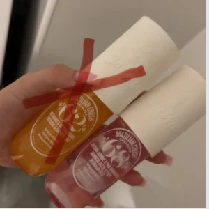 Sol de Janeiro Brazilian Crush duo - Jag har sålt 62an! men Cheirosa 68 i rosa flaska med brasiliansk jasmin och drakfrukt. Båda har vita, matt kork och trendig design. Aldrig använt, tycker dom luktar gott men har andra som är favoriter! hör av er vid frågor, pris kan även diskuteras 👩🏼‍❤️‍💋‍👩🏼👩🏼‍❤️‍💋‍👩🏼