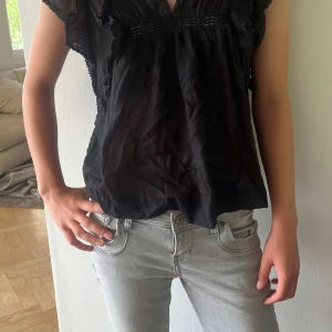 Svart blus - Svart blus från Neo Noir i superfint skick. Storlek 38, men liten i storleken så snarare en 36/S!