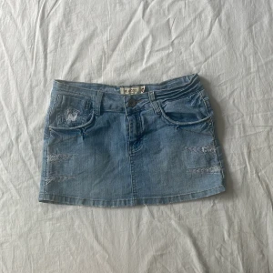 Jeanskjol - Bra skick! Lite urtvättad, Mått: midjemått rakt över: 37-41cm längd 28,5cm❤️