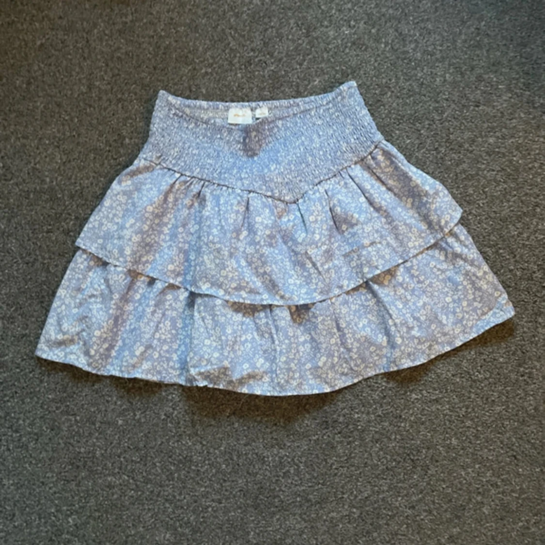 Blommig volangkjol från Gina Tricot