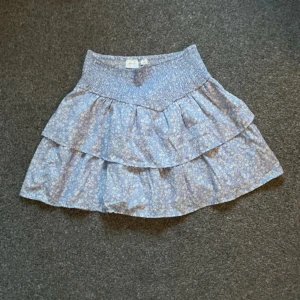 Blommig volangkjol från Gina Tricot - Antal ett få antal gånger, bra skick. ❤️