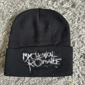 Svart My Chemical Romance mössa - Helt ny mössa med My chemical romance. Onesize. Sitter åt lite. Passar även barn och ungdom.