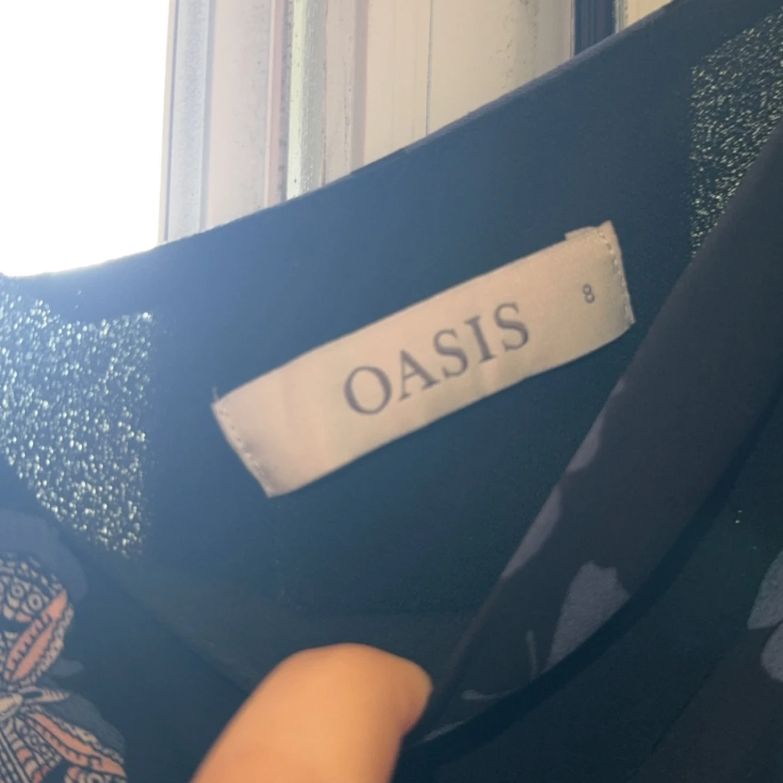 Svart linnetopp med fjärilar från Oasis - 1