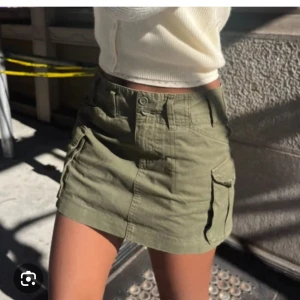 Brandy melville kjol - Snygga kjol från brandy melville 💘 Den har så man kan späna den på sidorna och dubbla knappar, I xs/s!☺️