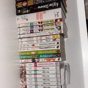 Blandade manga och romaner (bl.a. Demon Slayer, Re:Zero, It Ends With Us) - Stor samling populära manga och romaner! Här hittar du titlar som Demon Slayer, Re:Zero, High School, Ten Count, samt romaner av Colleen Hoover och George R.R. Martin. Perfekt för dig som älskar spännande berättelser, fantasy och manga. Hör gärna av er vid intresse så ger jag ett pris för boken!❤️