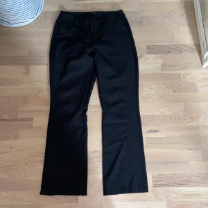 Svarta kostymbyxor BikBok - Svarta kostymbyxor från BikBok i storlek 44. Är 163cm lång och byxorna är en aning långa på mig.