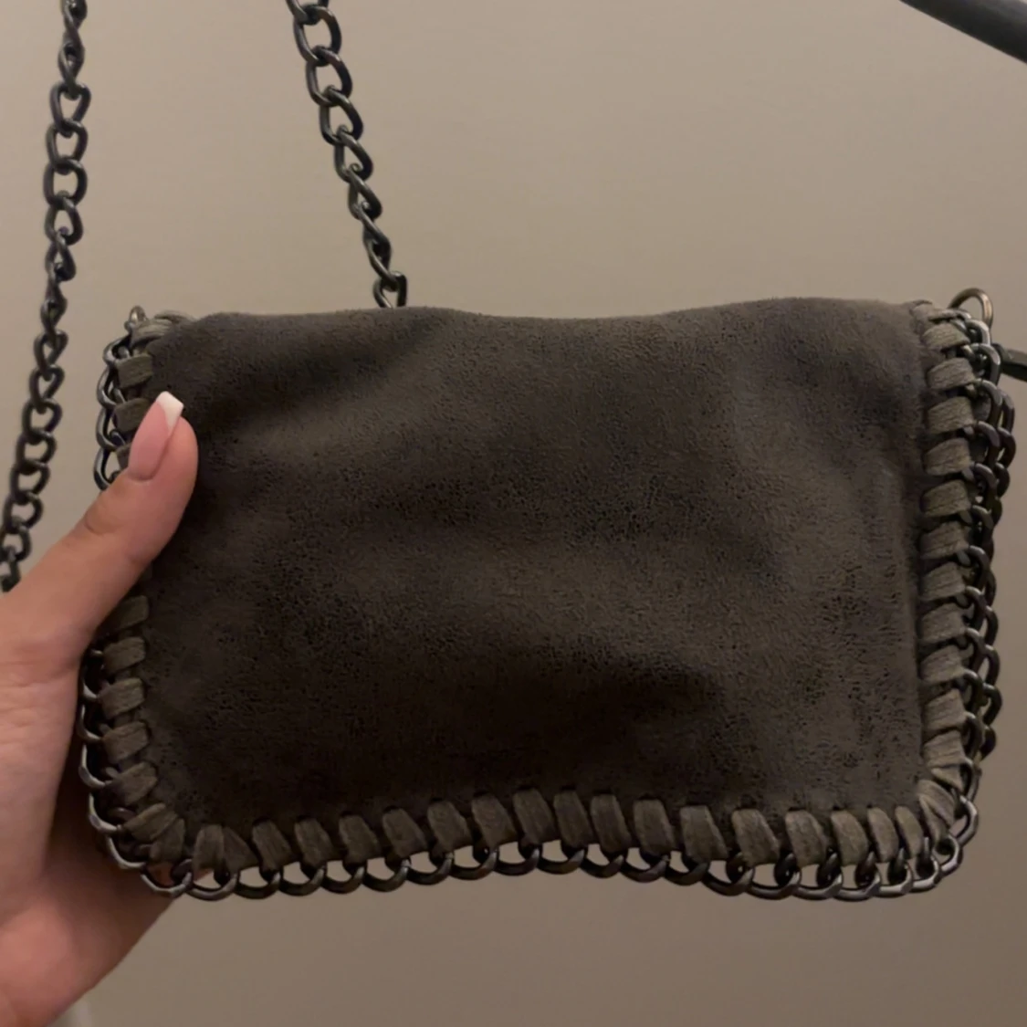 Grå mocka axelväska med kedja