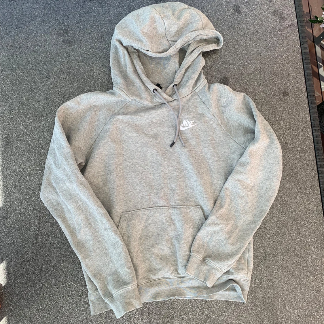 Grå hoodie från Nike med huva
