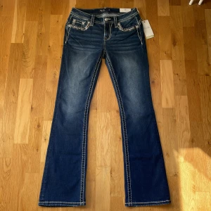 Miss Me bootcut jeans - Mid waist bootcut Miss Me jeans i storlek W27 L32! Helt nya med lapp kvar! Köpte dom för 2000kr. Skriv gärna för mer bilder på jeansen om de behövs🥰