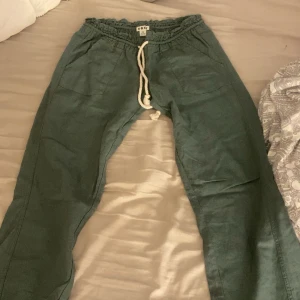 Gröna linnebyxor från Roxy  - Helt nya Roxy linnebyxor i S men passar xs!Använda en gång men säljer då de inte används🩷 orginal pris 599kr