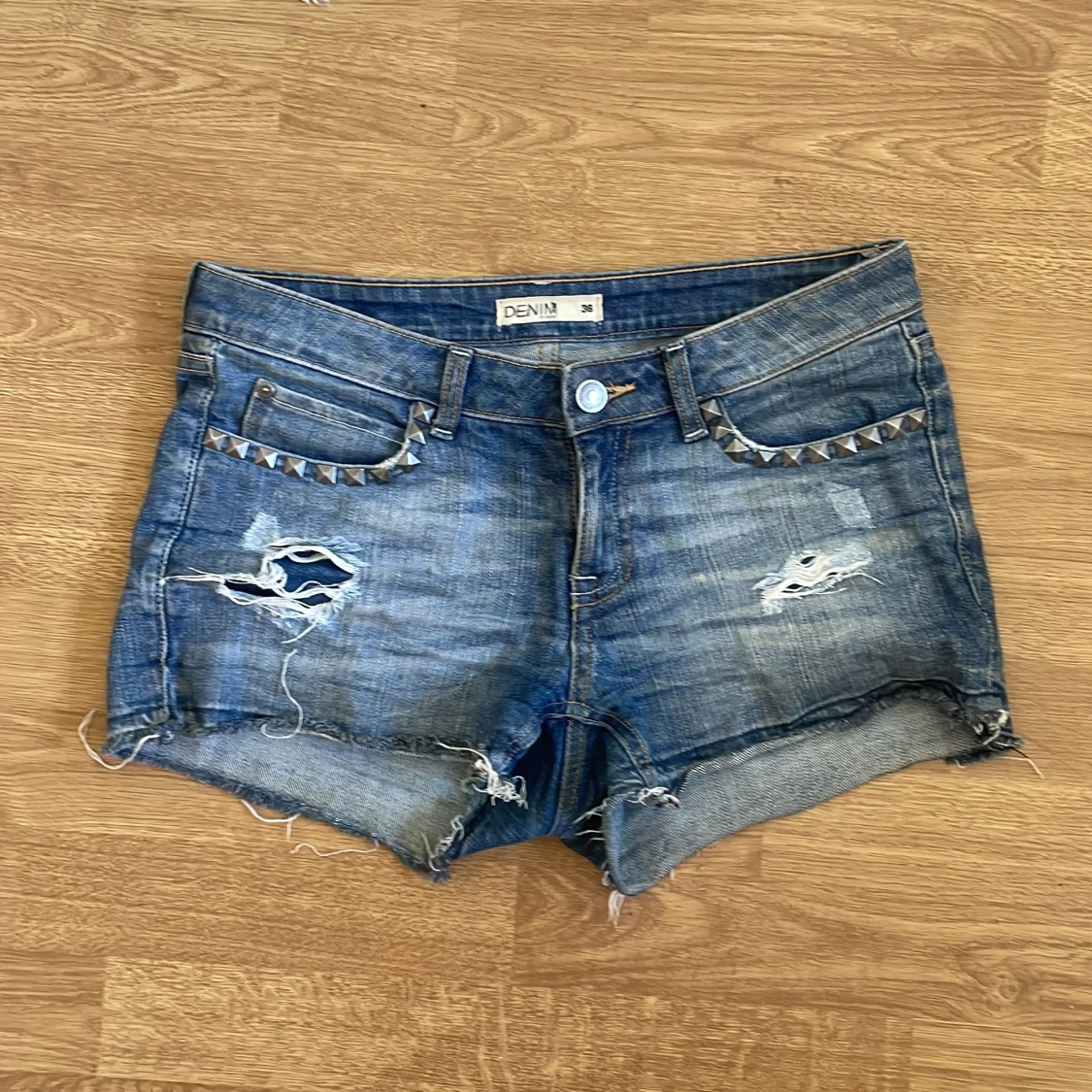 Blå jeansshorts med nitar från Lindex 
