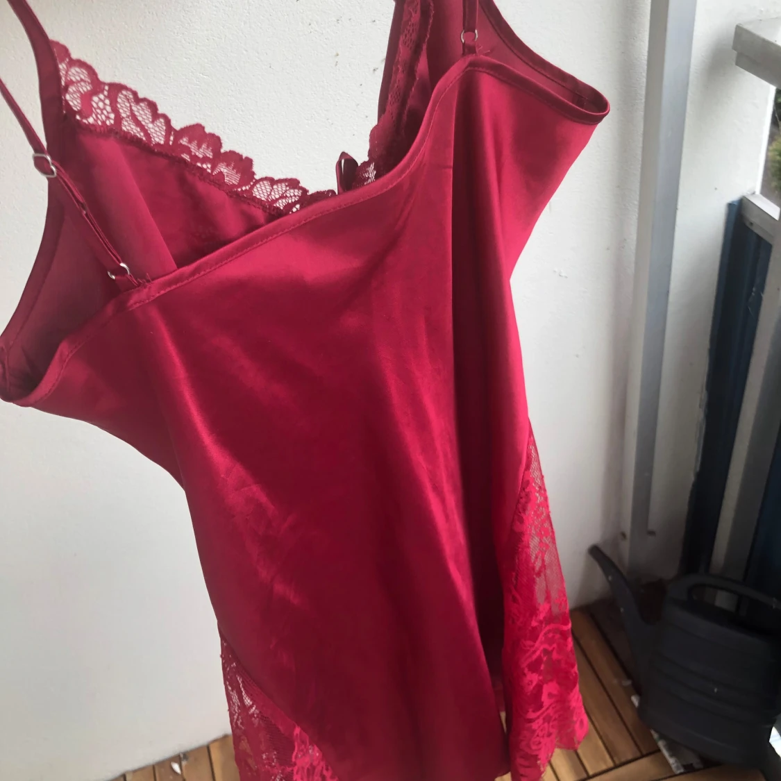 Röd satin natt klänning med spets - 2