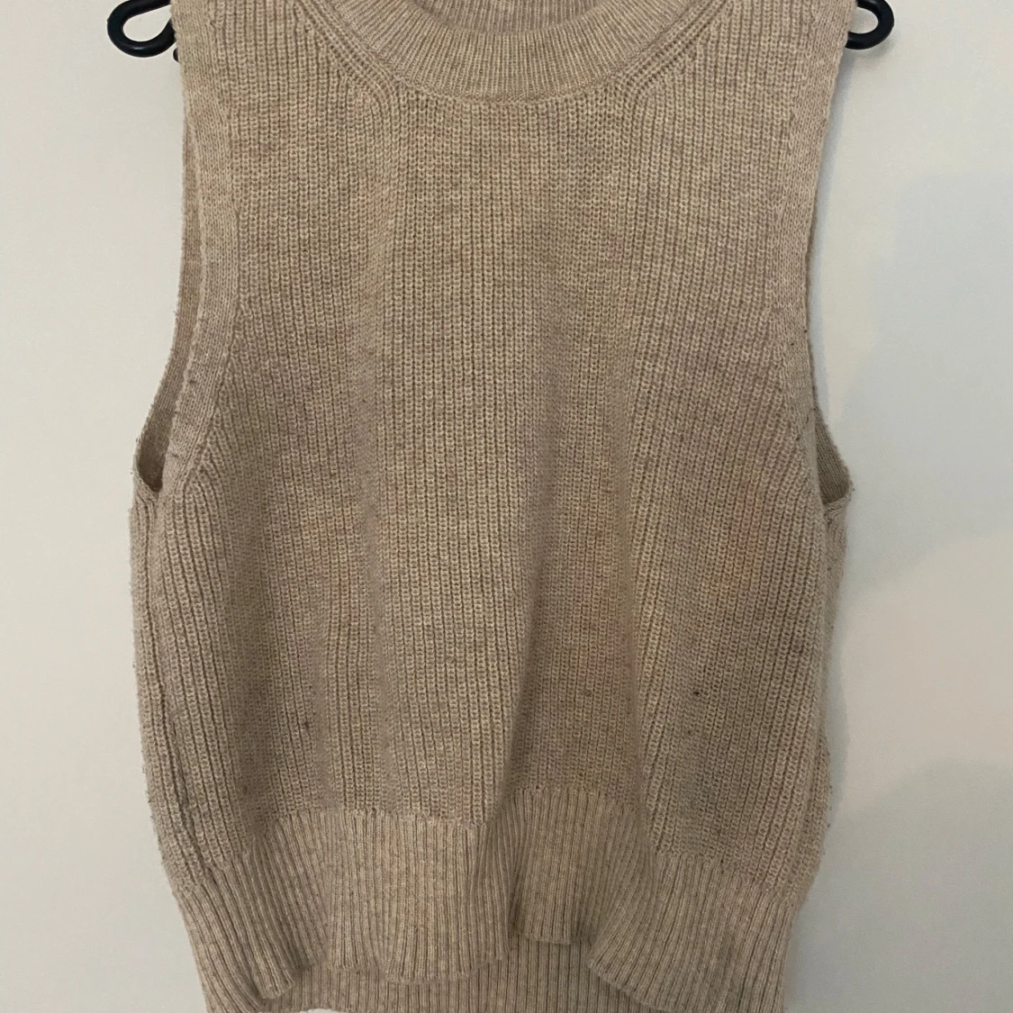 Beige stickad väst från ONLY - 1