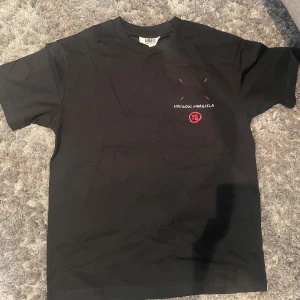 Maison Margiela svart t-shirt - Tvärfet margiela t-shirt i strl L. Använd en gång inga skador eller defekter. Skriv vid minsta fundering!😊