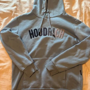 Ljusblå hoodie från Hoodrich - Säljer en ljusblå hoodie från Hoodrich i storlek M. Den är använd några gånger men fortfarande i väldigt bra skick, storlek M men kan också passa S. Pris kan diskuteras vid snabb affär.