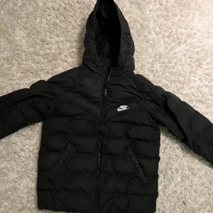 Nike jacka  - Säljer den då den ej kommer till användning, köpt för 1000 säljer för 300. Jackan är i strl L men sitter som S