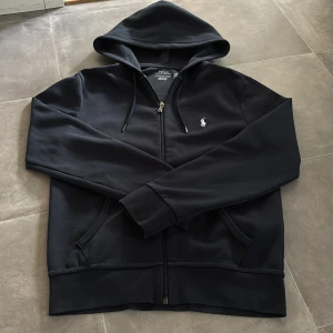Ralph Lauren zip hoodie  - Skick: 10/10 | Storlek: XS | Passar perfekt för dig som är 165-170 | Nypris: 2195 | Mitt pris: 1500 | Köparen står för frakt | Köpt på Zalando | Kvitto finns digitalt | Hör av er vid frågor. 
