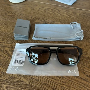 Svarta solglasögon A.KJÆRBEDE Kaya - Stilrena svarta solglasögon från A.KJÆRBEDE, modell Kaya. Passar bra till både tjejer och killar. Köpte de för nån vecka sen men har aldrig använt dem. Skickar med original fodral. 