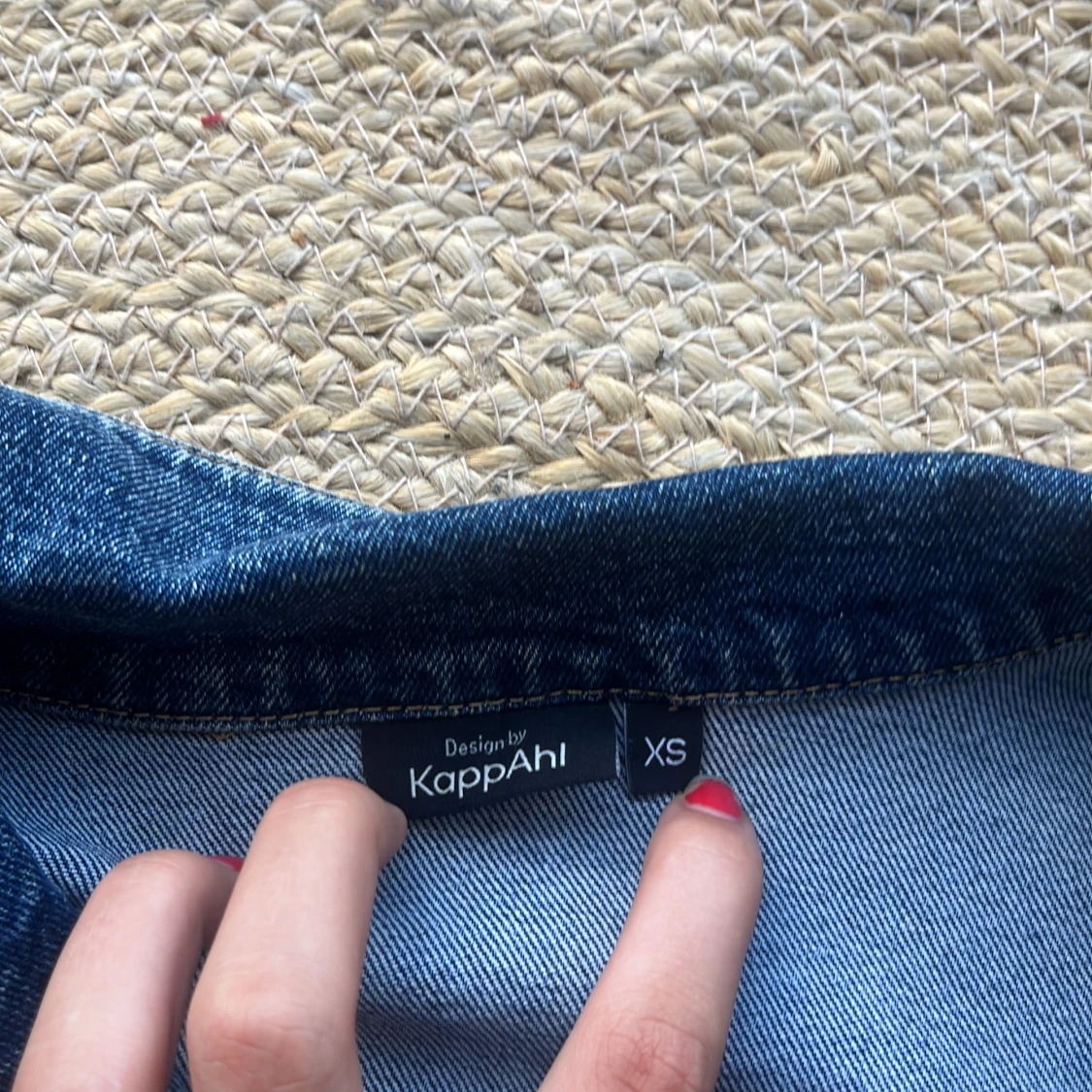 Blå jeansjacka med broderade blommor - 4