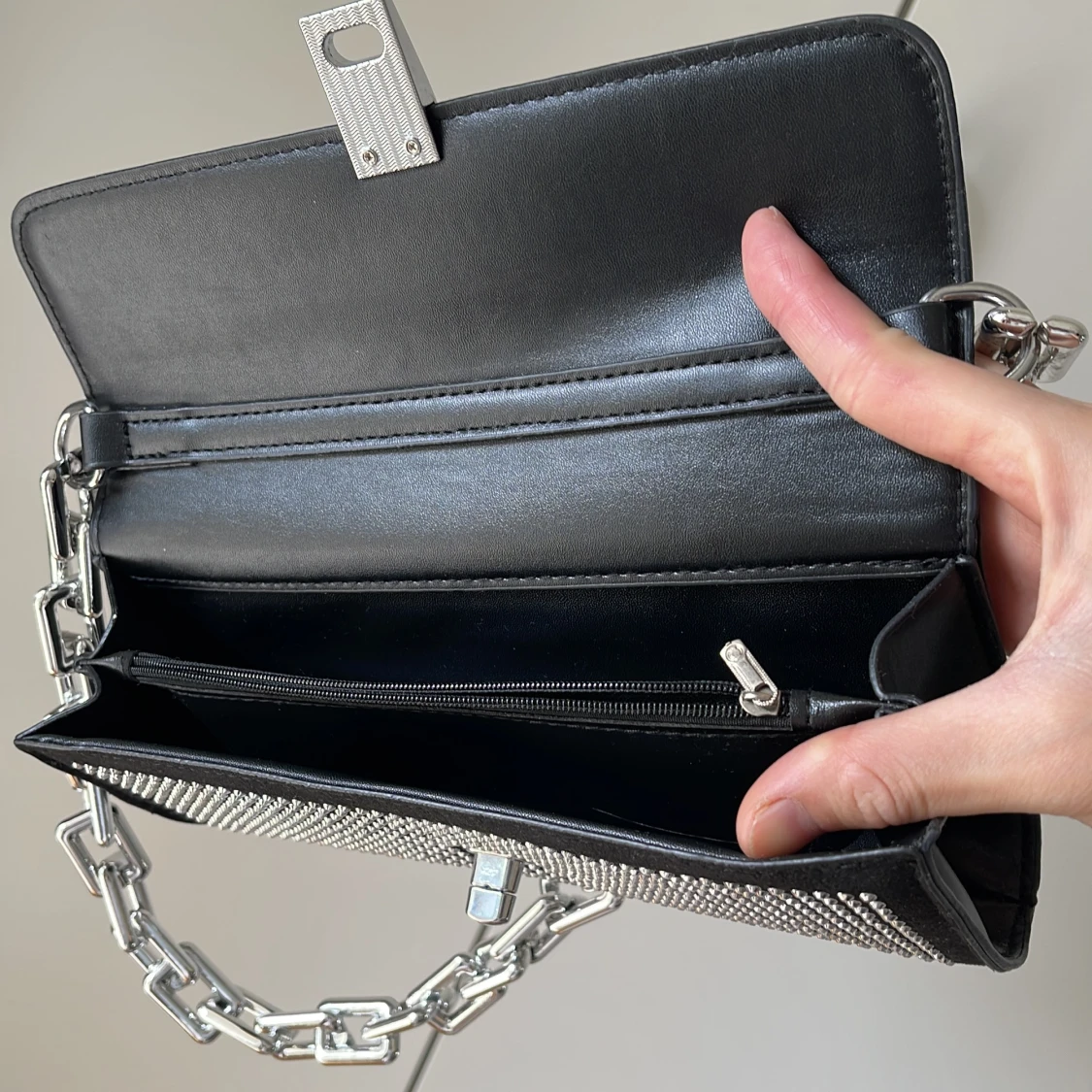 Svart axelväska med silverdetaljer - 4