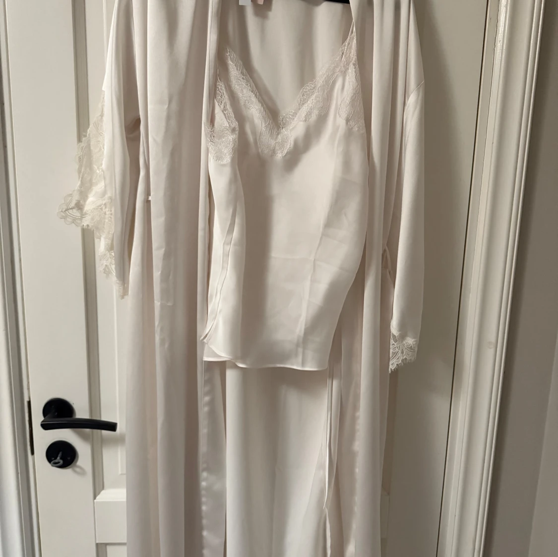 Vit långklänning med spetsdetaljer