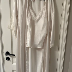 Vit långklänning med spetsdetaljer - Elegant vit lång morgonrock och Linne set med spets detaljer 